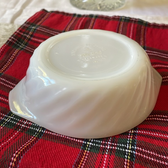 Anchor Hocking Fire King white Milk Glass swirl design Ovenware Casserole Dish - Picture 3 of 6